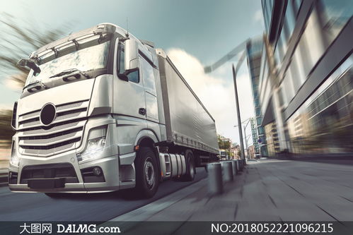 車流中的承載者 城市道路上貨運車輛的高清攝影紀實